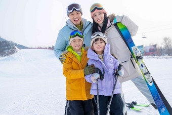 快乐的年轻家庭来滑雪场滑雪