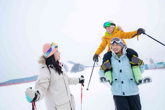 滑雪场内边滑雪边玩耍的三口<strong>之家青年</strong>女人摄影