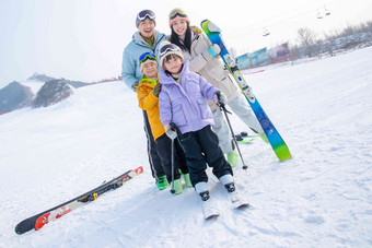幸福快乐的年轻家庭来滑雪场滑雪青年人摄影