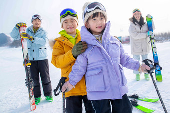 快乐的年轻家庭来滑雪场滑雪季节拍摄