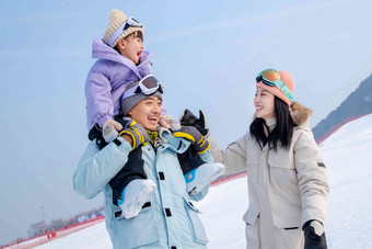 滑雪场上快乐玩耍的一家三口抱着氛围场景
