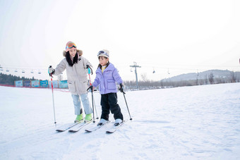 <strong>滑雪</strong>场上<strong>滑雪</strong>的快乐母女