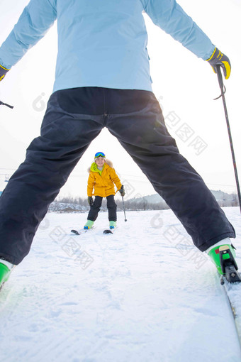 <strong>滑雪场</strong>上面对面滑雪的快乐父子中国人高质量摄影