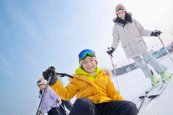 <strong>滑雪场</strong>内边滑雪边嬉戏的一家四口相伴清晰摄影图