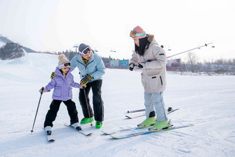 <strong>滑雪</strong>场上教女儿<strong>滑雪</strong>的一家三口