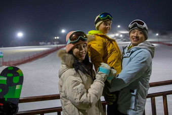 夜景下的滑雪场内的一家三口温馨氛围镜头