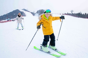 快乐的母子在滑雪场滑雪<strong>拿着</strong>写实镜头