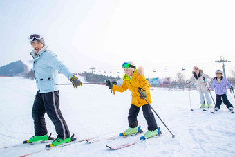 滑雪场内滑雪的一家四口儿子清晰相片