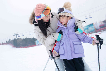 滑雪场上抱在一起的幸福母女