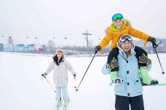 滑雪场内滑雪玩耍的三口之家冬天高质量场景
