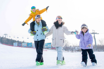 滑雪场上步行玩耍的一家四口中国人氛围素材