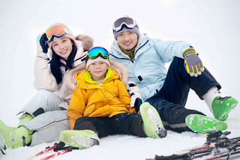 坐在雪地上幸福的一家三口男孩氛围素材