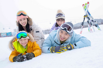 幸福快乐的一家四口趴在雪地上儿童<strong>高清图</strong>片