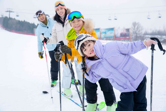滑雪场内站一排滑雪的快乐家庭女孩高端场景