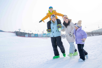 滑雪场上步行交流的一家四口