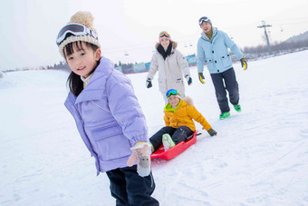 快乐的四口之家玩雪上滑板女孩高端摄影