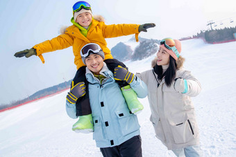 来滑雪场度假的快乐三口之家温馨写实拍摄