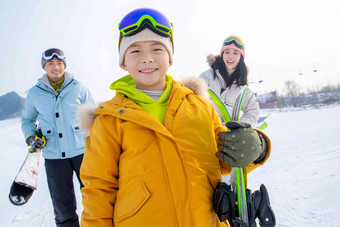 雪场上拿着滑雪板的一家三口成年人高质量照片