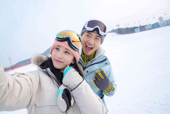 雪场上自拍的情侣中国人高端镜头
