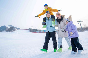 滑雪场上步行交流的一家四口抱着高质量场景