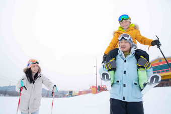 滑雪场内边滑雪边玩耍的<strong>三口之家</strong>成年人写实场景