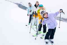 滑雪场内站一排滑雪的快乐家庭