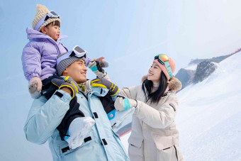 滑雪场上快乐玩耍的一家三口青年人写实拍摄