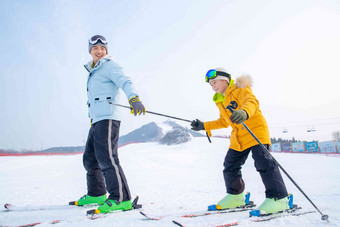 滑雪场上滑雪的快乐父子