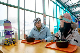 滑雪完的青年伴侣在餐厅用餐餐厅高清镜头
