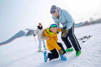 滑雪场上快乐玩耍的三口之家玩耍清晰素材