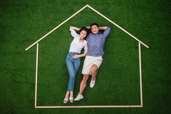 青年伴侣躺在草地上的房子轮廓里轮廓写实素材