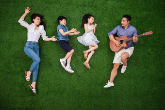 幸福的一家四口在草地上唱歌东方人高质量照片