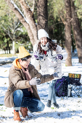 雪地上玩耍的青年伴侣雪地清晰摄影