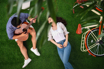 青年伴侣在草地上享受休闲时光