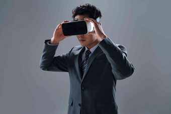 戴VR眼镜男士元宇宙物联网高质量场景
