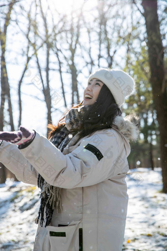 雪地上玩耍的青年女人