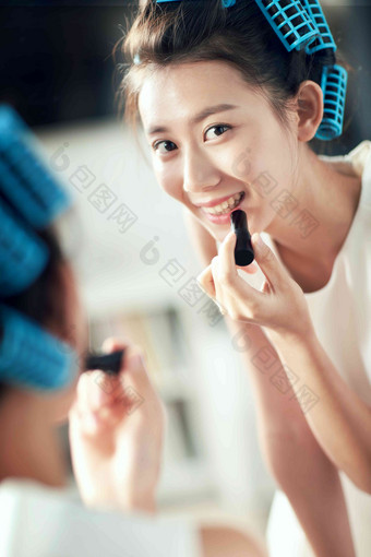 年轻美女化妆中国美女20到24岁高质量场景