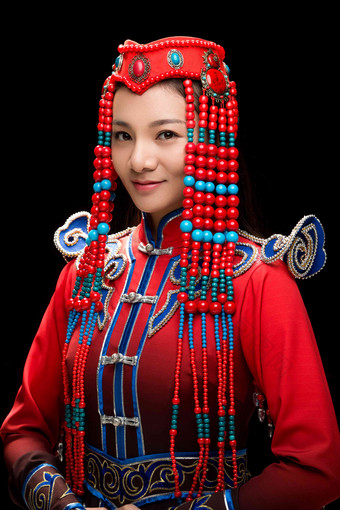 穿着蒙古族<strong>服饰</strong>的女人