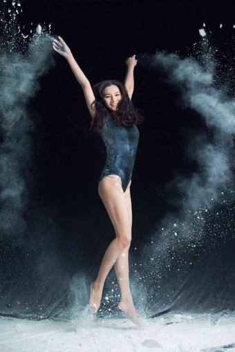 青年芭蕾舞锻炼行动姿势高质量相片