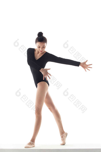 青年芭蕾舞锻炼特写仅女人写实拍摄