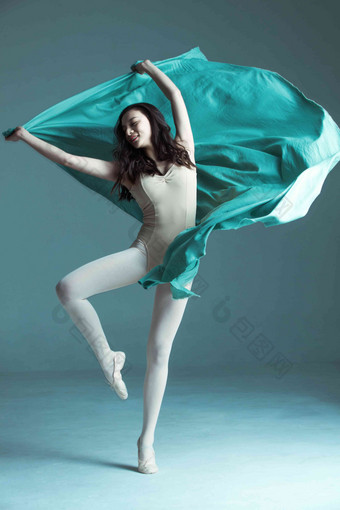 青年<strong>芭蕾舞</strong>锻炼蓝色背景中国人