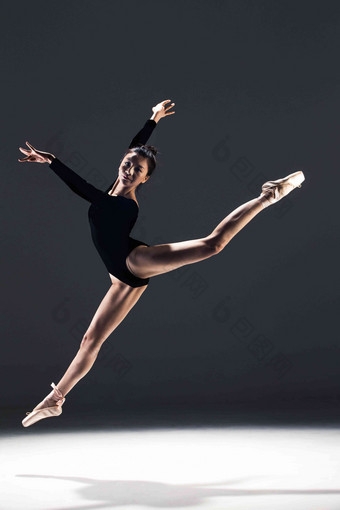 青年芭蕾舞跳跃摄影高质量影相