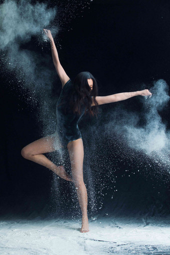 青年芭蕾舞艺术黑色背景现代舞