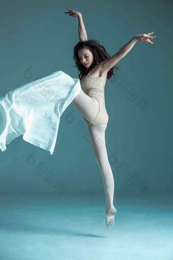 青年芭蕾舞一个人技能女性特质写实照片