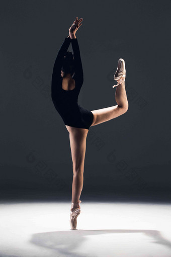 青年芭蕾舞艺术技能不看镜头高端图片