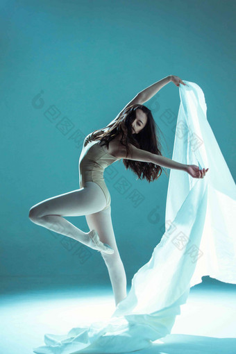 青年女人在跳舞芭蕾高质量素材