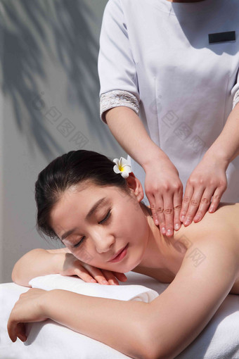 年轻女人在户外做SPA