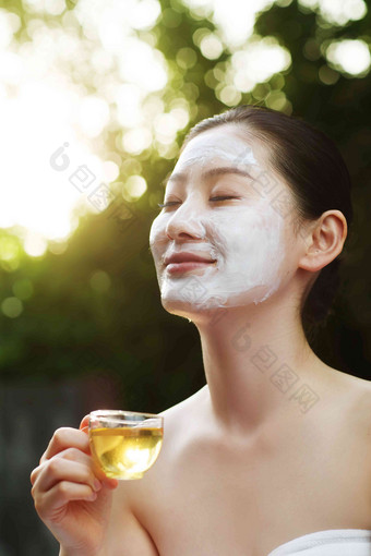 年轻女人在户外做SPA