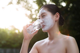 年轻女人在户外做SPA