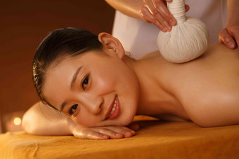 年轻女人在室内做<strong>SPA</strong>